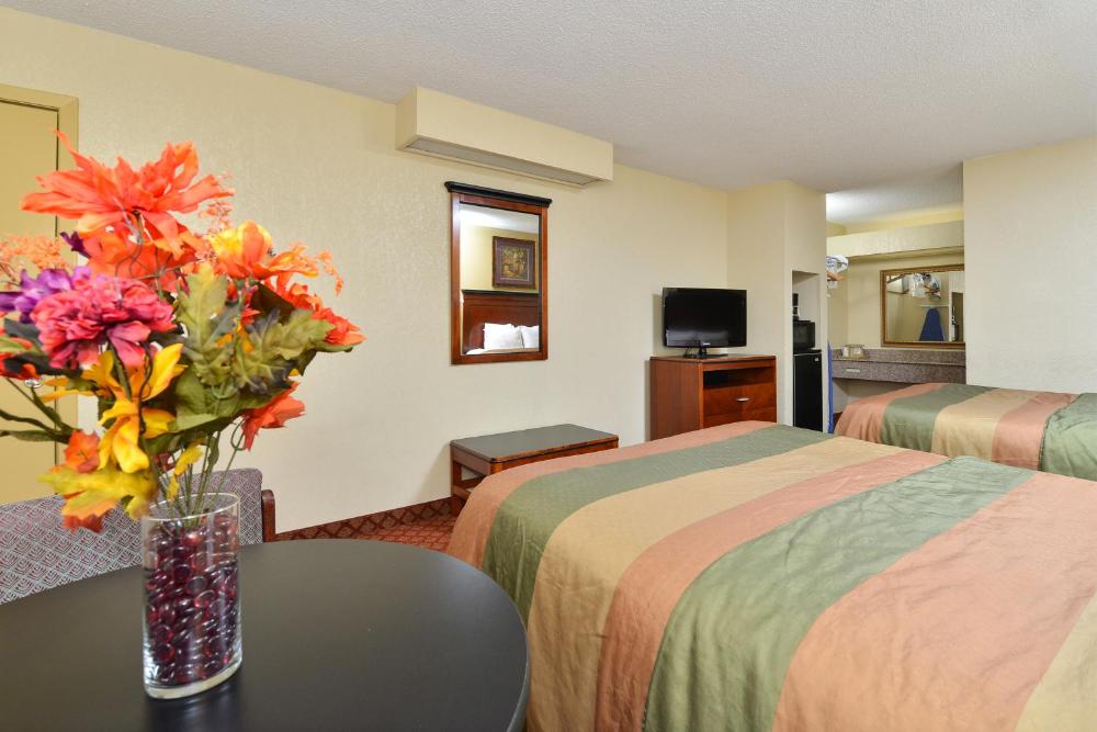 Queen Room with Two Queen Beds Non-Smoking interior